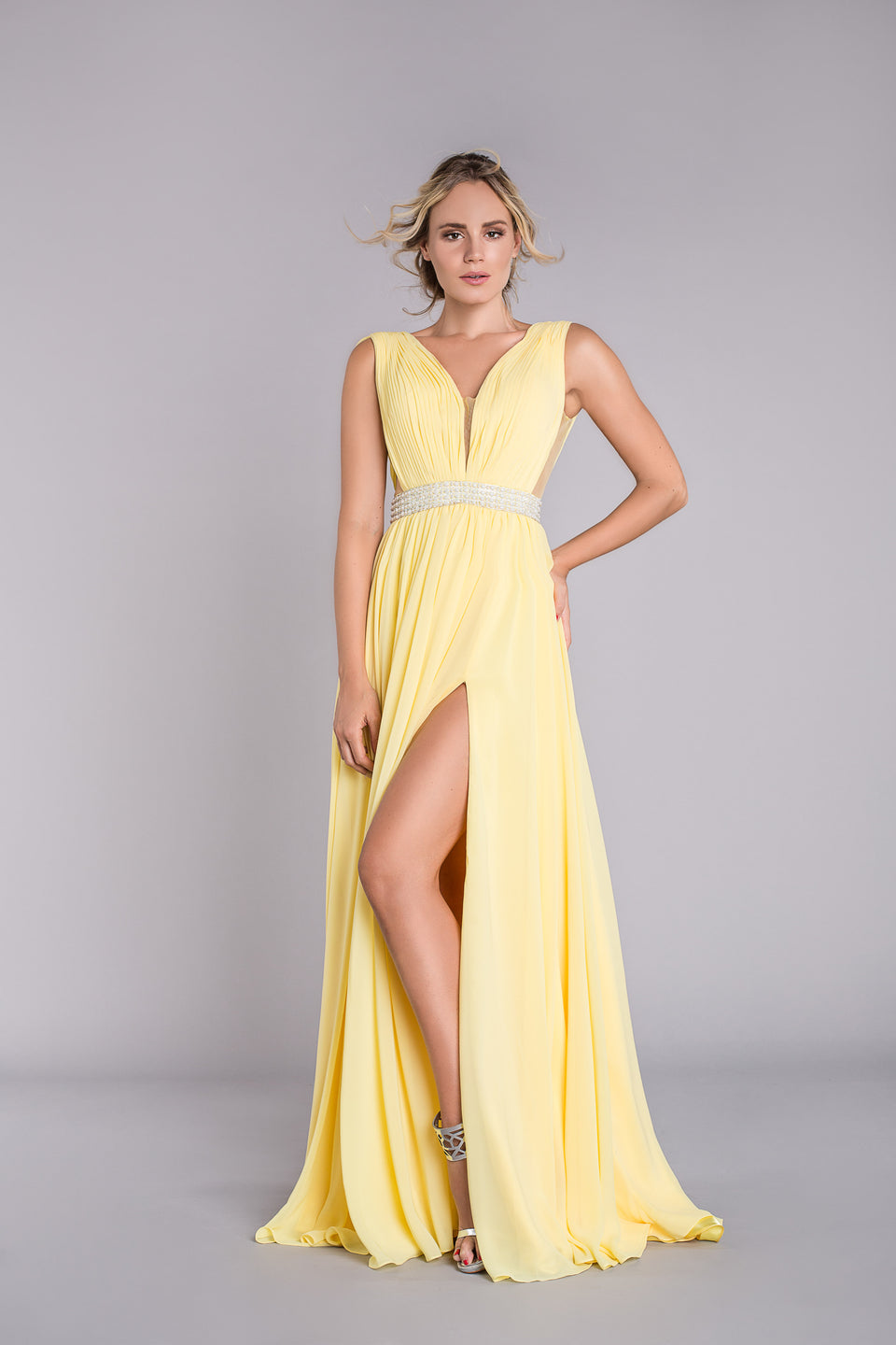vestido-largo-amarillo-abertura-lateral-falda