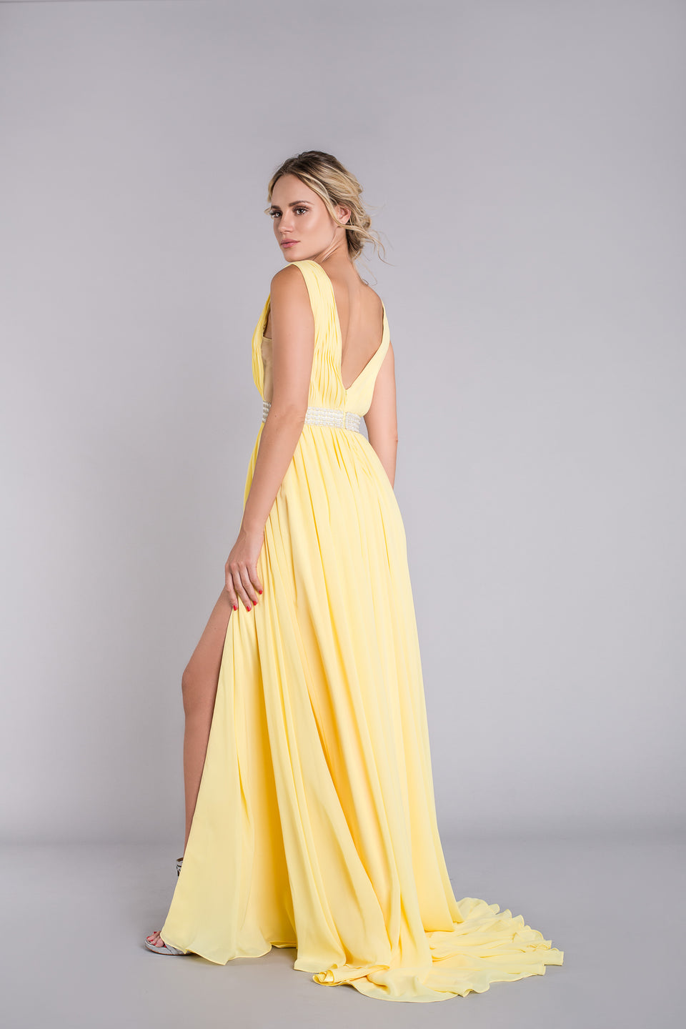 vestido-largo-amarillo-escote-espalda